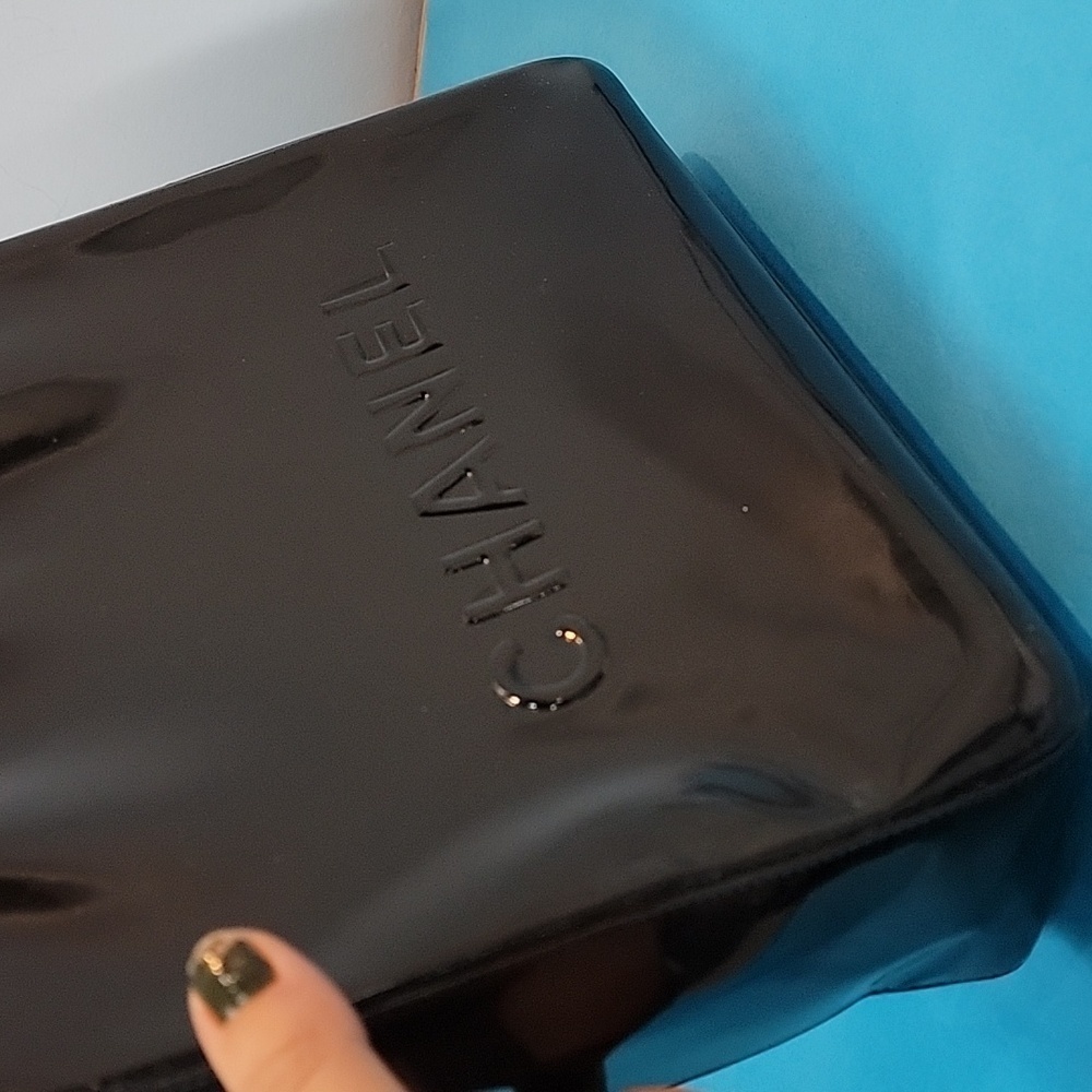 💥HOST PICK💥 CHANEL Stunning Vintage Black Patent Bag Purse - Picture 4 of 16